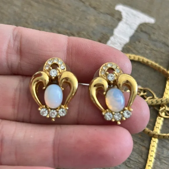 4/$100 VENDOME Elegant Gold and Opal Jewelry Set - Picture 6 of 6